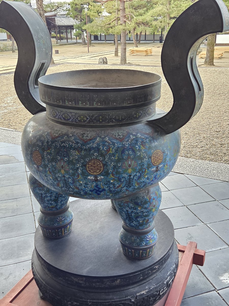 黄檗山萬福寺 香炉は七宝焼でどうぶつ足だな。鼎ではない。柄文の獅子