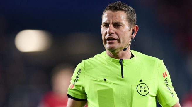 🚨 #OKDIARIO 🇪🇸

Figueroa Vázquez decanta la Liga desde el VAR: sus cuatro errores en contra del Madrid y a favor del Barça.

La Liga se ha encontrado con un protagonista importante en el devenir del torneo: es un árbitro. Figueroa acumula varias intervenciones en el VAR en