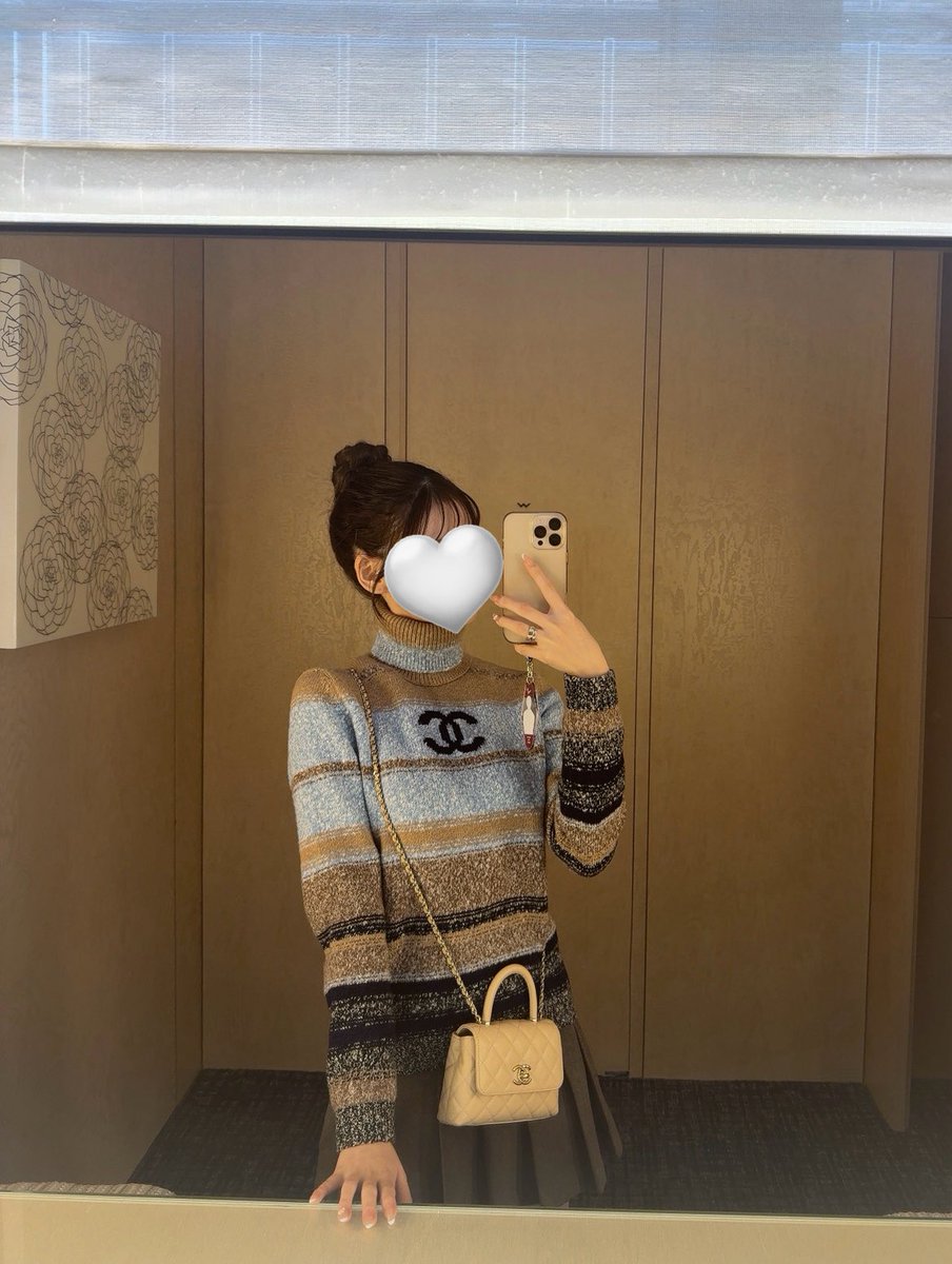 pudollchan's tweet photo. ビビるほど19を肩からかけない事に気づいた…
なんとなくサイズ感つたわれー📸♡︎

バッグ感があるのが19で、だからこそ手持ちで持つことが私は多いのかも🤍
カジュアルに使えるのが14.5、バッグとして長く使えそうなのが19かな…
一番の違いは厚みだと思ってる、！引用元でなんとなく伝わるかなあ🤔 https://t.co/3pWZ0fASVc