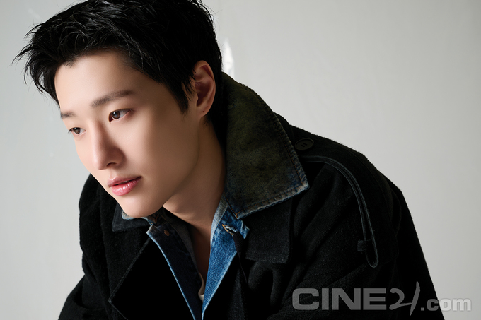 "학예회 무대에 오른 어린이가 ‘나 지금 잘하고 있어? 이거 맞아?’ 하며 부모님을 바라보듯 연기하면서도 틈틈이 감독님에게 간절한 눈빛을 보냈다."

인터뷰ㅣ<슬라이드 스트럼 뮤트> 배우 #WOODZ
cine21.com/news/view/?mag…