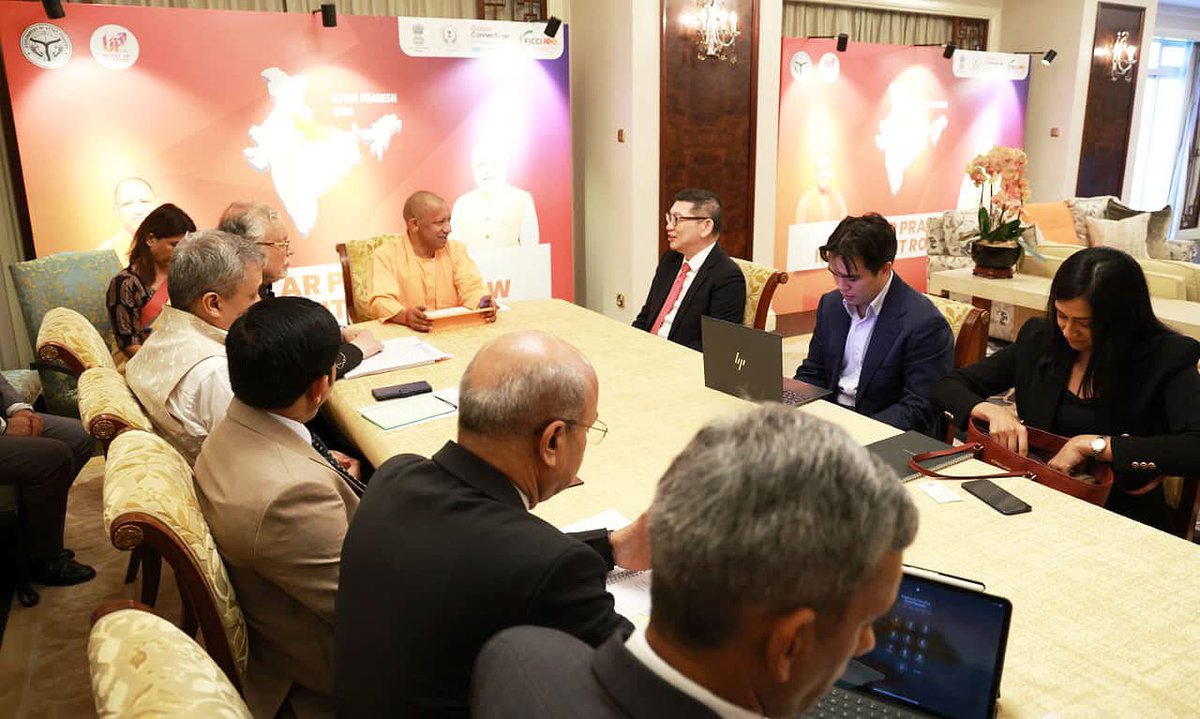 जो कहते है कि अगर pm बने तो भगवा में कैसे दूसरे देश जाएंगे उनके लिए ये तस्वीर है ऐसे ही जाएंगे और हां वर्तमान प्रधानमंत्री से ज्यादा ही पढ़े लिखे है तो ये मत बोलना कि उन्हें वहां कुछ समझ भी आयेगा