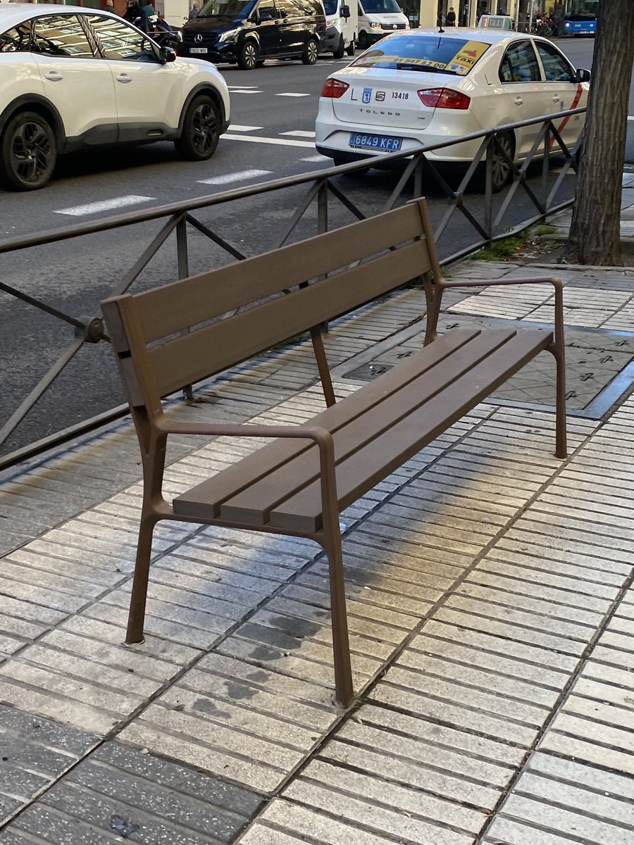 📌 Calle Alcala 

Almeida se ha empeñado en hacer de Madrid la ciudad más fea urbanísticamente hablando de Europa, cambiando los elegantes bancos clásicos de madera por la copia barata cutre de AliExpress👇🏽

📸 Fotos <a href="/bertieespinosa/">Alberto Espinosa</a>