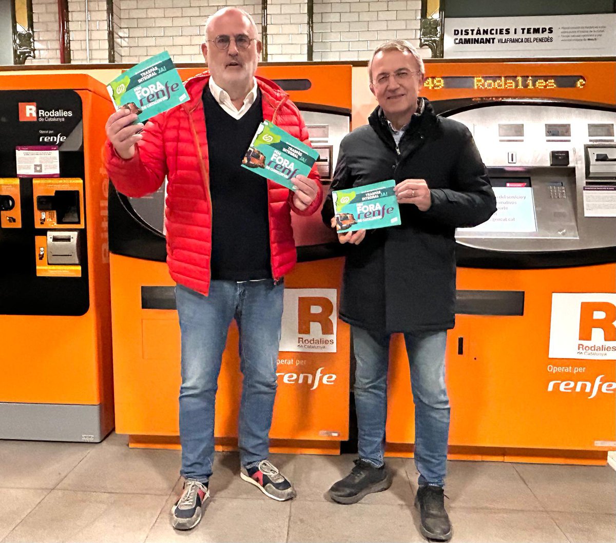JuntsxCatVila's tweet photo. 🚊Des de l’estació de #Vilafranca, denunciem el col·lapse de la mobilitat. Només amb el traspàs integral podrem tenir un servei de #Rodalies digne i eficient.

Junts sortim al carrer per dir: JA N’HI HA PROU!

#Penedès https://t.co/zhtVCicfxl