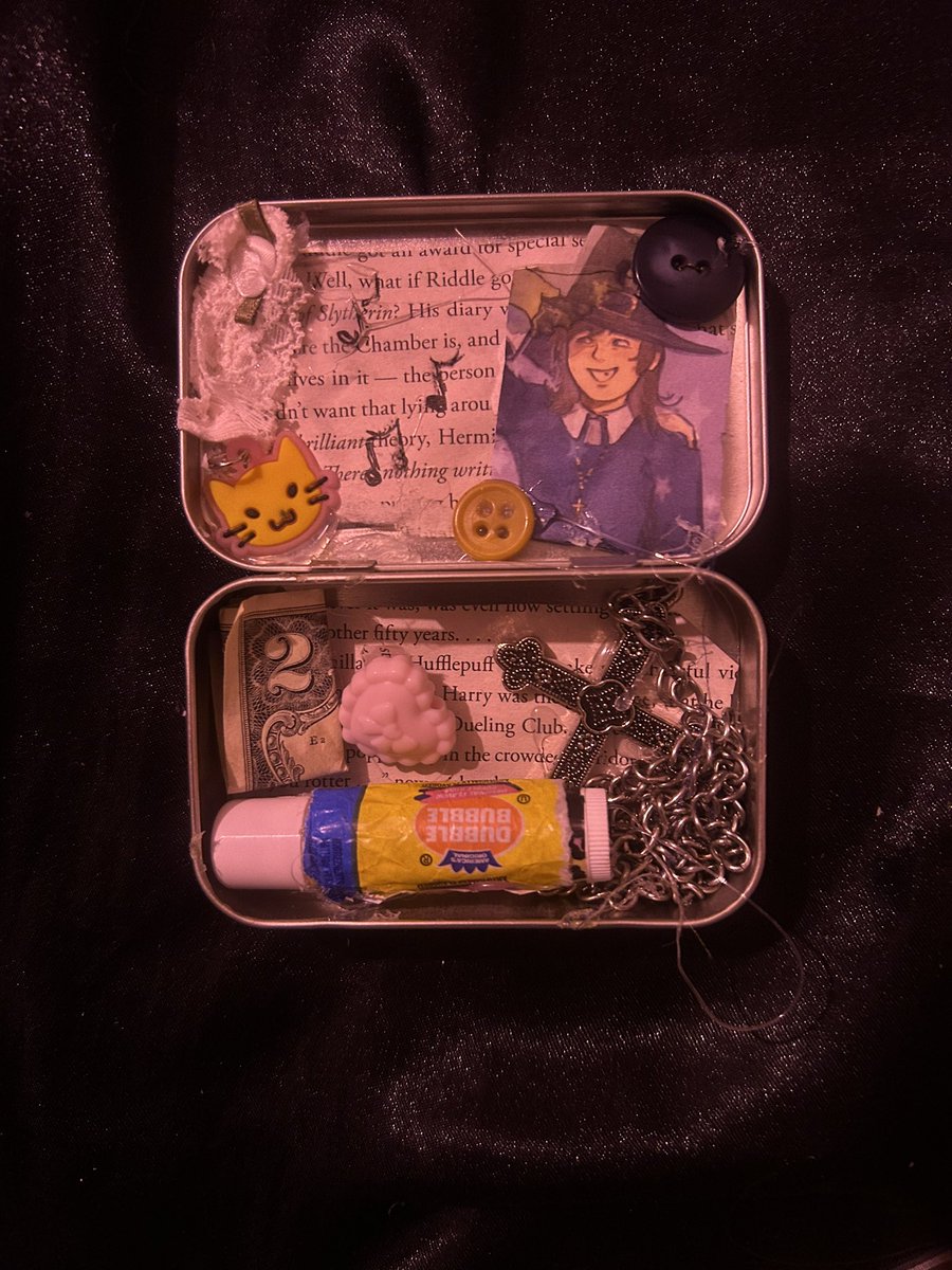 __rattata___'s tweet photo. made a vessel altoids wallet!!
(The art isnβt mine and im unable to find the original person who made it so if anyone knows the artist please put them in the comments!!! ^_^*)
#hauntedhotel #thevessel #altoidswallet #tuff #boiii https://t.co/Tj8HV4TGbr