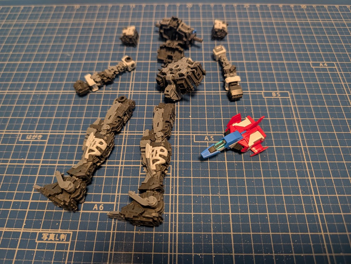 SHIMESABA0721's tweet photo. ちょっと前にRGガンダムVer2.0を買ったので作ってた。
このサイズのコアファイターに胴体可動軸仕込むとか頭おかしい（褒め言葉） https://t.co/M9sxdYyVFu