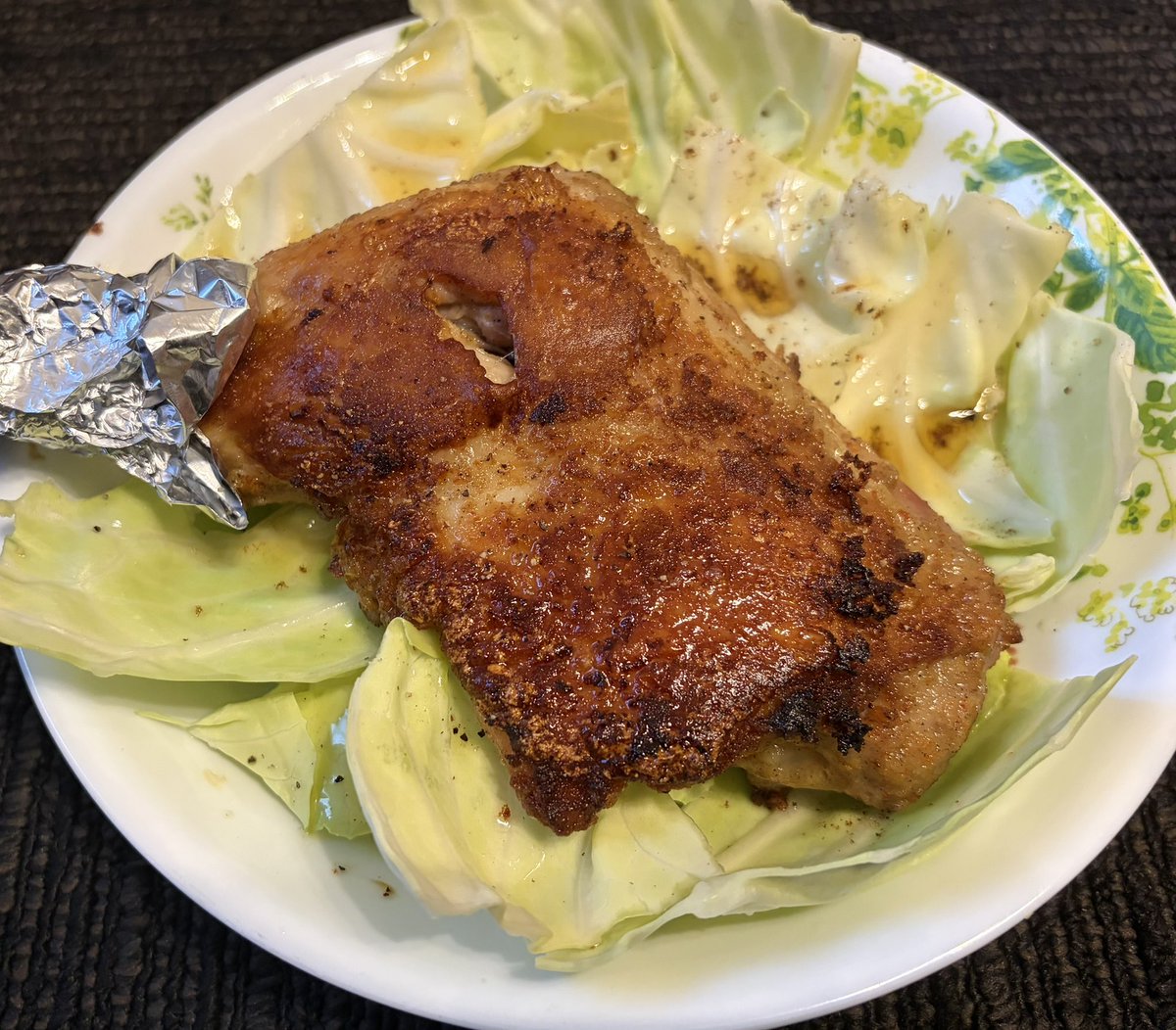 さぬき骨付鳥🐓

 #穴吹興産 （8928）から頂いた  #株主優待

皮はパリッ︎💕︎

中は肉汁たっぷりジューシー︎💕︎

玉ねぎの甘さとスパイスの辛さがクセになります🙆‍♀️

美味しく頂きました🍽✨️

 #骨付鳥
 #香川県