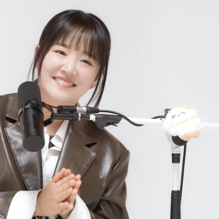 Younha even put ganganji on her mic, she really yujin biased 😭