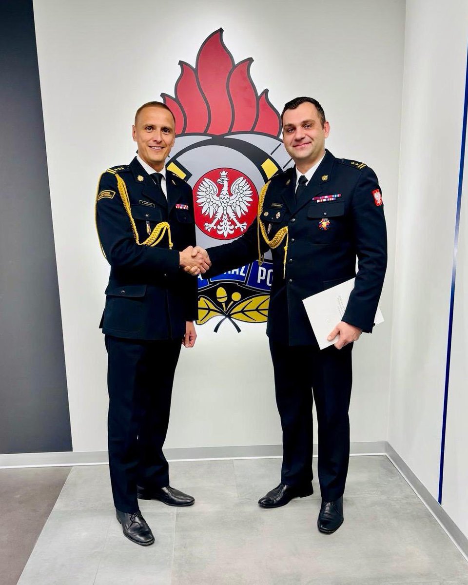 kwpspkrakow's tweet photo. 👨‍🚒 MKW #PSP st. bryg. Przemysław Przęczek powołał na stanowisko Zastępcy KP #PSP w Myślenicach bryg. Piotra Marchewkę. Decyzja personalna została wręczona w siedzibie KW PSP w Krakowie w obecności KP #PSP w Myślenicach bryg. Mariusza Leśniakiewicza. 
@AwPrzeczek 
@KGPSP https://t.co/LfRlDUsnkn