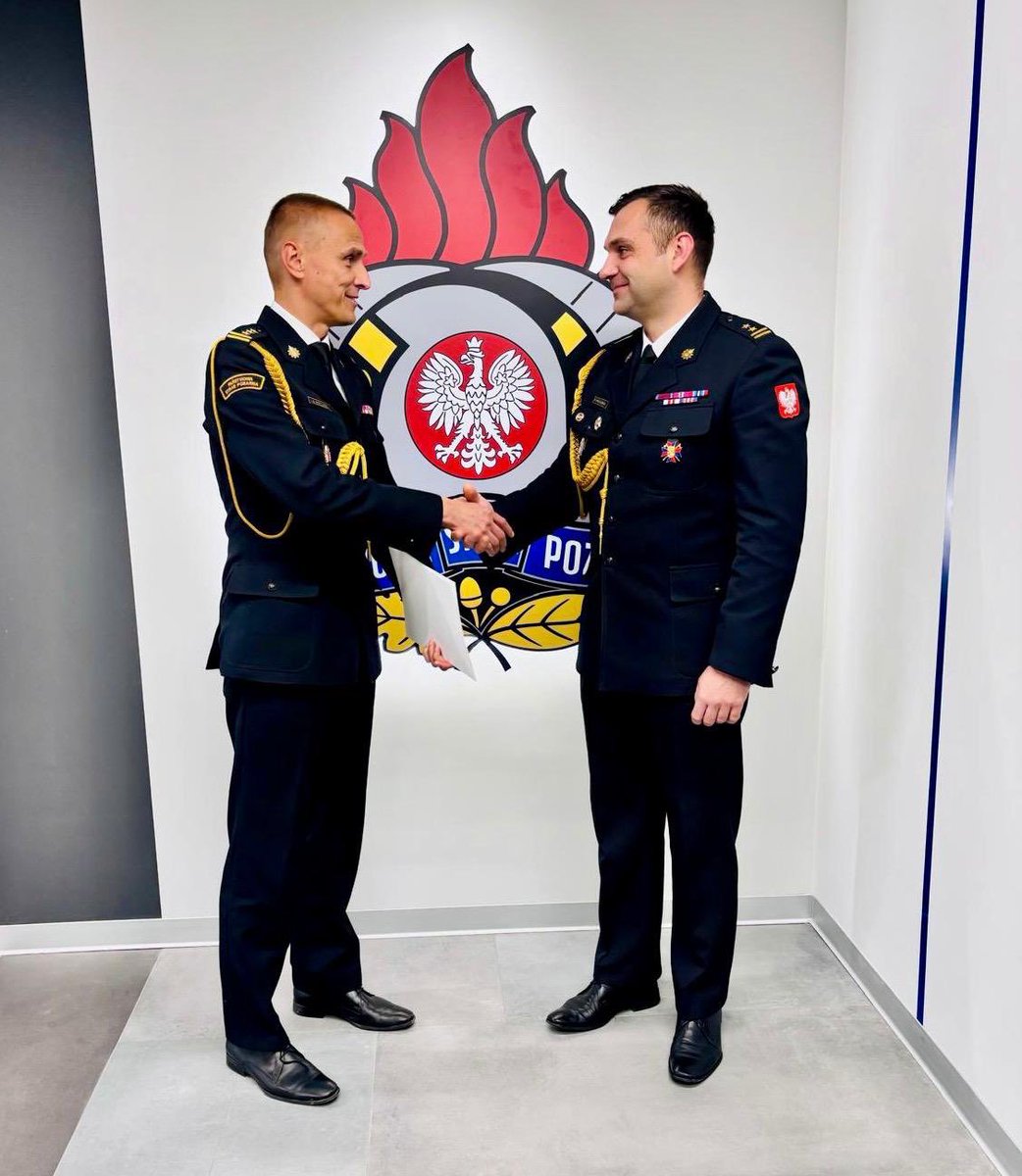 kwpspkrakow's tweet photo. 👨‍🚒 MKW #PSP st. bryg. Przemysław Przęczek powołał na stanowisko Zastępcy KP #PSP w Myślenicach bryg. Piotra Marchewkę. Decyzja personalna została wręczona w siedzibie KW PSP w Krakowie w obecności KP #PSP w Myślenicach bryg. Mariusza Leśniakiewicza. 
@AwPrzeczek 
@KGPSP https://t.co/LfRlDUsnkn