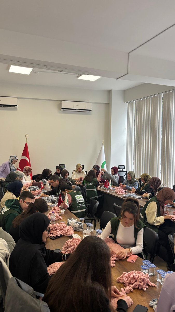 Yeşilay gönüllülerimiz ile Bir İlmek, Bin Gülümseme atkı örme workshopumuzda, BKY kapsamında gideceğimiz köy okulunda çocuklara ulaştırılmak üzere ilmek ilmek sevgi örüyor, atkılarımızı minik kalplere gülümseme olarak hediye ediyoruz. 💚🧶