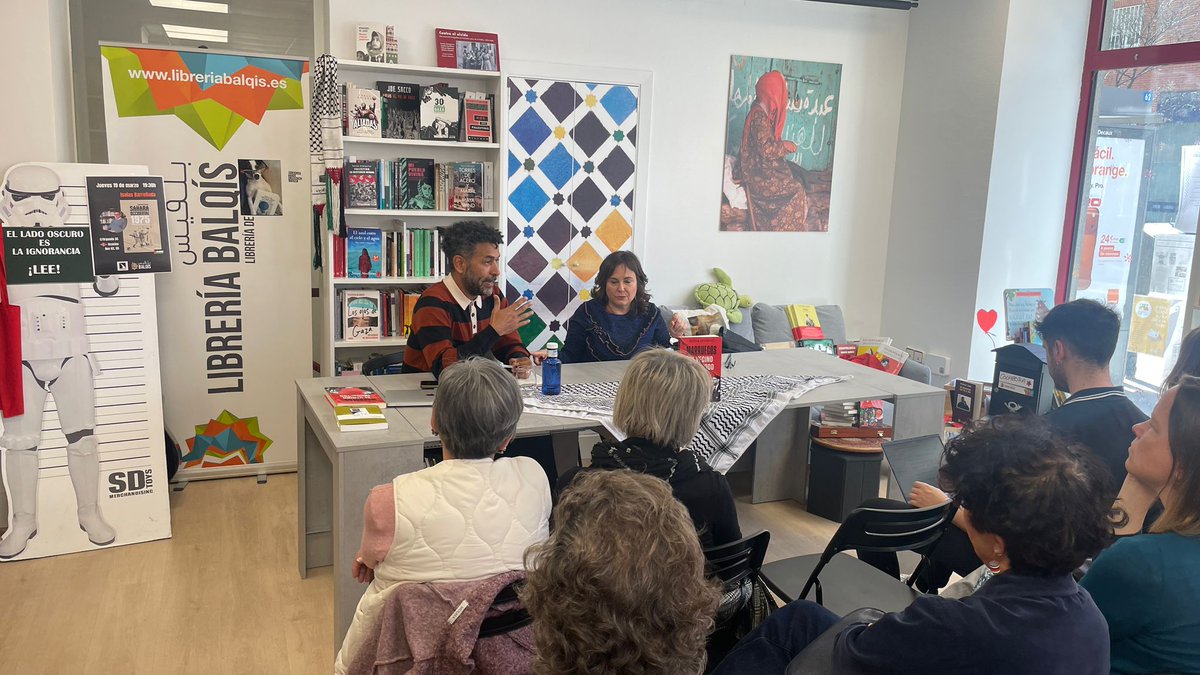 sonietamb's tweet photo. La 2° presentación de '#Marruecos, el vecino incómodo' en @LibreriaBalqis de #Madrid volvió a llenarme de alegría. Una vez más con la mejor compañía: un intérprete de la Unión Africana y activistas rifeñas del #Hirak y del #20F. Fuimos grabadas por un "enviado marroquí", marhaba https://t.co/CMOew6Z7dc