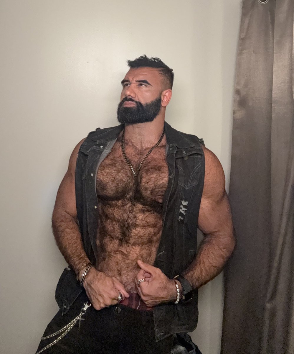 ℭ𝔥𝔯𝔦𝔰 tweet media