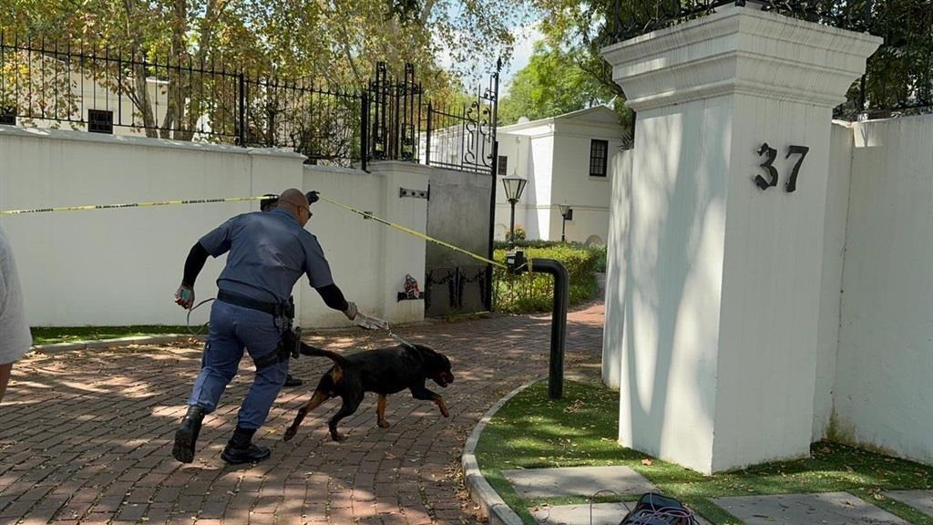 dailysunsa's tweet image. Mugabe's son Chatunga faces the music in court today! ⚖️ Arrested for a shooting at his Hyde Park crib. Gardener in ICU. No special treatment here, chief! 🇿🇦🇿🇼 #ChatungaMugabe #Joburg #Justice #KasiFlava 
snl24.com/dailysun/news/…