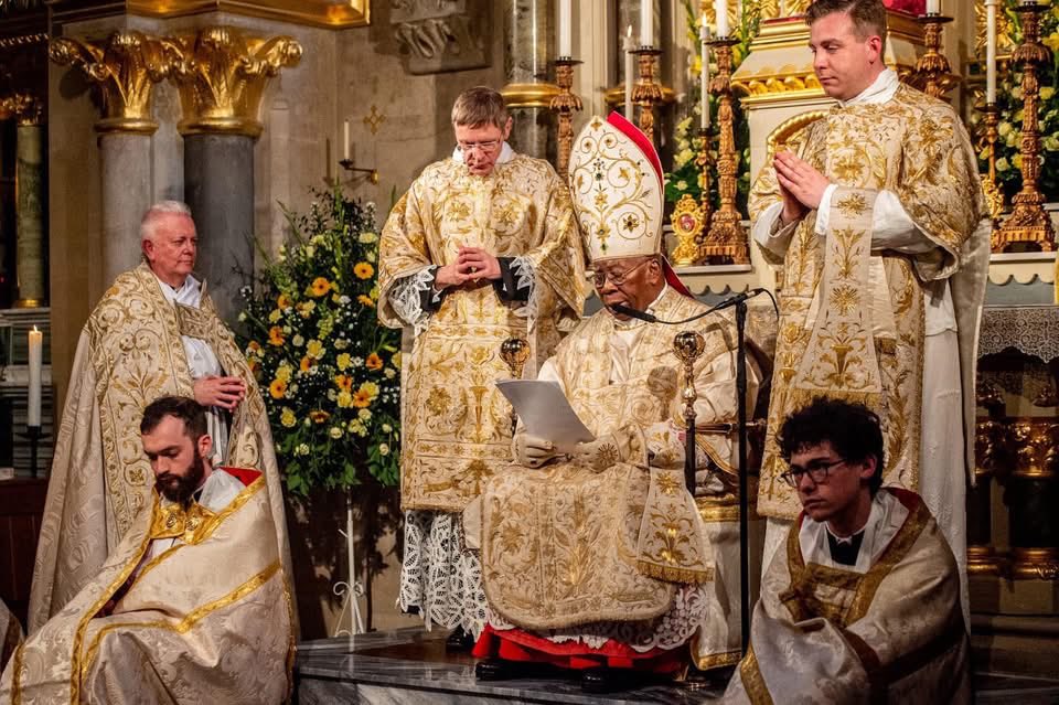 TradDesigner's tweet photo. @ScarlettOH69309 @MLJHaynes Cardinal Arinze, 93 years old and also sitting behind the pope https://t.co/dFKVXXBjn8