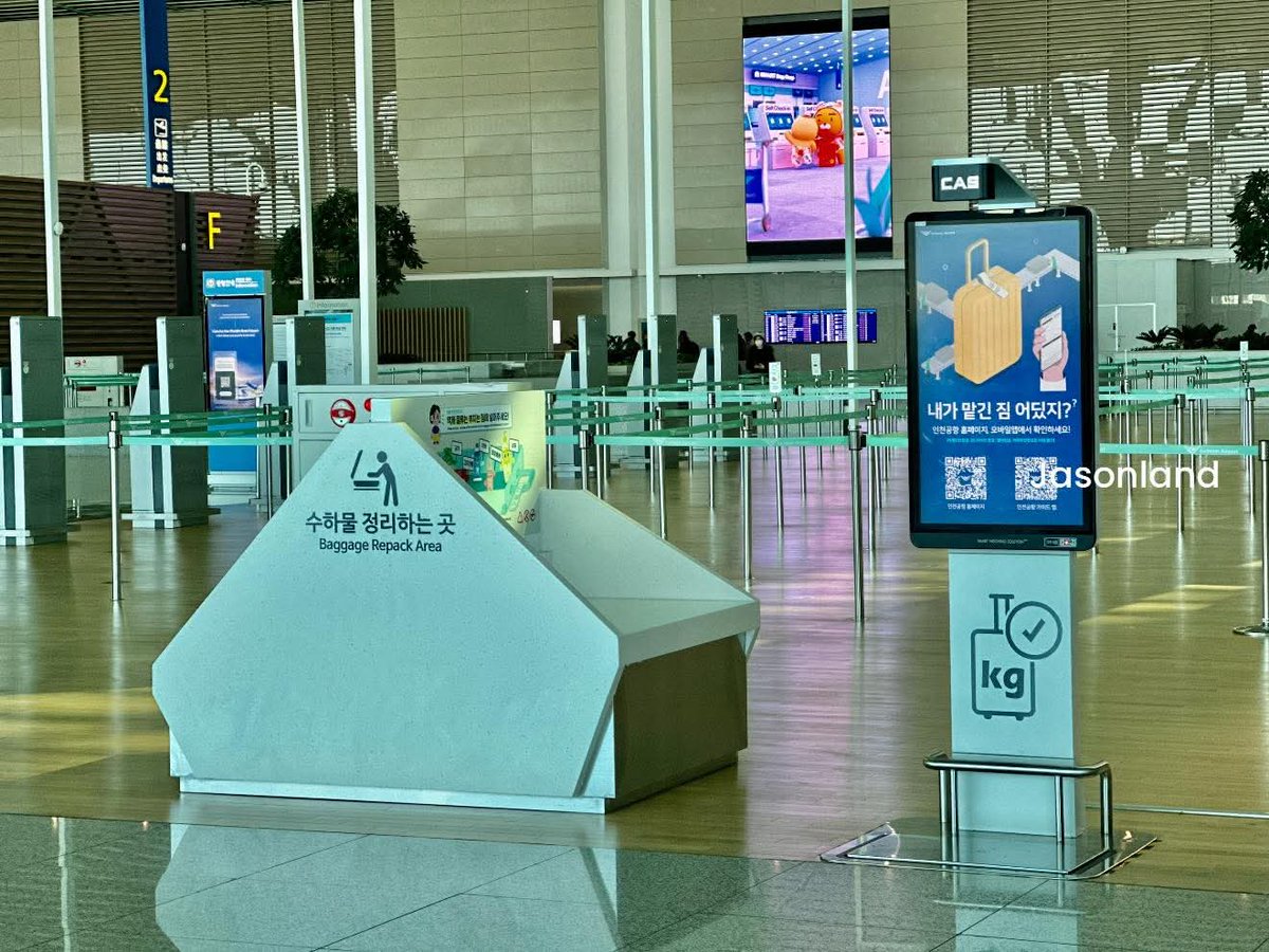 ตาชั่ง คือสิ่งอำนวยความสะดวกพื้นฐานที่ทุกสนามบินเกือบทั้วโลกมี แต่…”สนาบินสุวรรณภูมิ มีแบบหลบซ่อน!!! ตรงที่โหลดกระเป๋าน้ำหนักเกิน มีกี่คนที่รู้??? ” ถ้าอยากชั่งง่ายๆไปจร้าา หยอดเงินหน้า 7-11 มีให้หยอด!!  ที่จัดสัมภาระกับตาชั่งอยู่คนละขั้วโลก  อันนี้คืออีกเรื่องที่่ขัดใจมาก!!