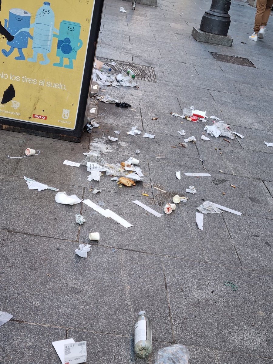 Esto es la calle Mayor, Lunes a las 9.30h. QUE VERGÜENZA, <a href="/MADRID/">Ayuntamiento Madrid</a> ¿Como es posible tener el centro de una capital Europea en este lamentable estado? Esto es solo una muestra. Así todo...<a href="/AlmeidaPP_/">José Luis Martínez-Almeida</a>