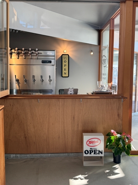 beermapsnews's tweet photo. 神戸・新港の再開発エリア「TOTTEI」に誕生した
TOTTEI BREWERYへ。
海に囲まれた公園で飲む店内醸造ビール。
アリーナと連動する新しいブルワリー体験でした。
記事はこちら👉https://t.co/Sn4SDN9qqH
#BEERMAPS #CRAFTBEER #神戸 https://t.co/Tq1OX7cGgM