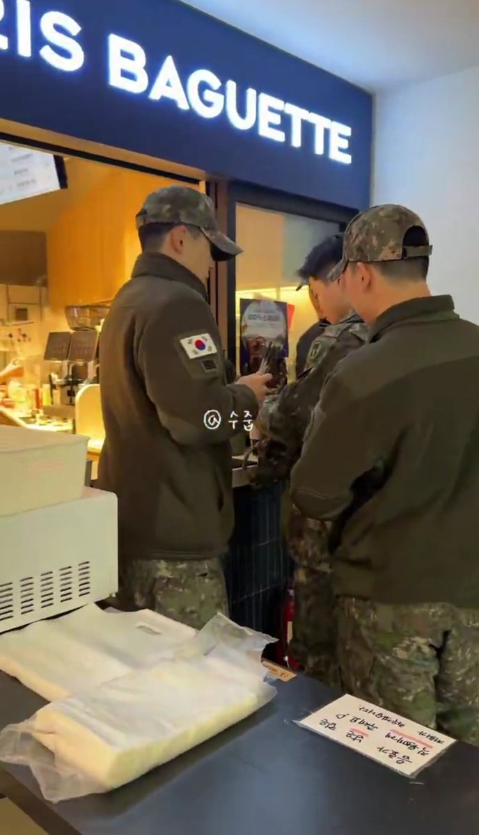 내 군인 목격담 뜰 때마다 귀엽네
카드뽑기 걸려서 커피 쏘기
빨대 챙겨서 나눠주기 ㅋㅋㅋㅋㅋㅋㅋㅋ
