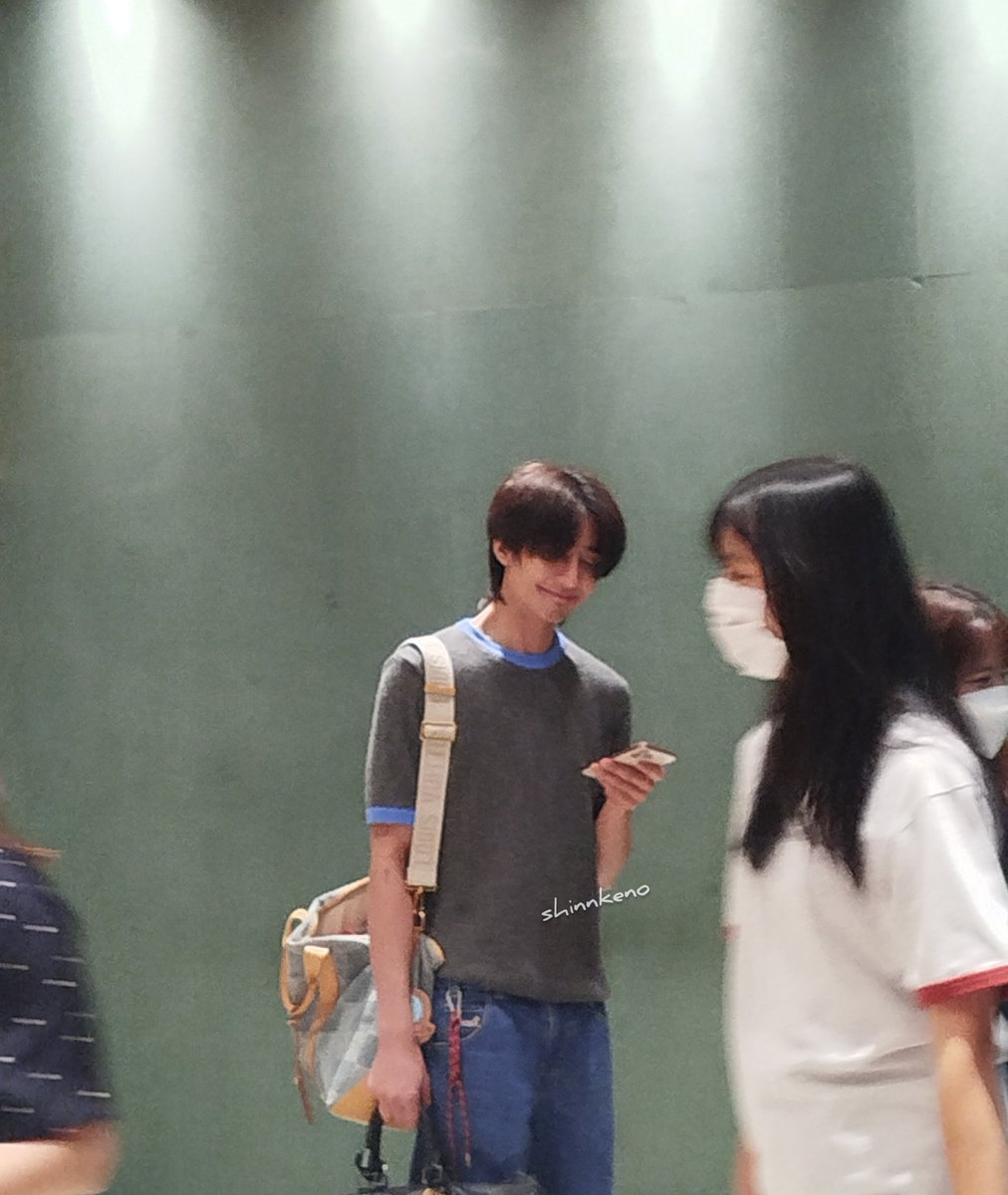PHAY_91's tweet photo. หูววว พี่คนหล่อเข้าตึกทำงานในวันเกิดหรอ~ ขอให้เป็นปีที่พี่เอิร์ทสบายตัวสบายใจ เป็นปีที่ปังๆกว่าเดิมน้า 🤎

@Earth_Pirapat 
#Happy32ndEarthDay #EarthPirapat 
 https://t.co/VGBgto97Kz