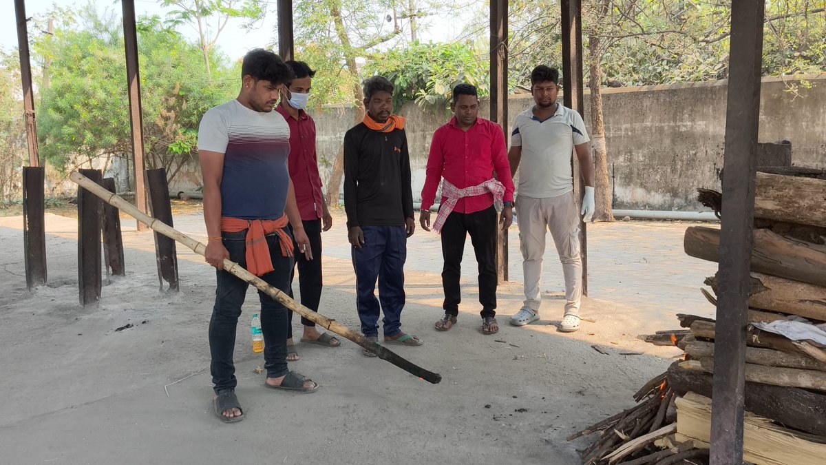beinghumanBgr's tweet photo. ଦୀର୍ଘ ୧0 ବର୍ଷ ଧରି ଅସହାୟ ଶବ ସତ୍କାର.. ଶବକୁ ସମ୍ମାନ ଆମର ଧର୍ମ..ପୁଣି ଏକ ଅସହାୟ ଶବ ସତ୍କାର 
@CMO_Odisha @KVSinghDeo1 @MahalingMukesh @sksingh_deo @DeoKalikesh @suryabanshibjp @CollectorBgr @spbalangir @Mun_Balangir https://t.co/th26Ulag1l