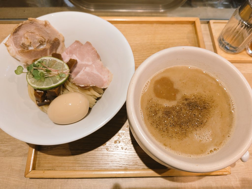 koozzee777's tweet photo. 【大阪つけ麺しら石 難波店】
銀座とかでもお店出してるコチラが大阪店オープンという事で『特製濃厚つけ麺』¥1,350-を。つけ汁自体は濃厚さはないかな😅けど普通に美味しかった！つけ汁の固形燃料で温める器が良かったなー🥳👍
https://t.co/0J7YfdI2ml
＃ラーメン　＃つけ麺　＃なんば https://t.co/Ww3ZEtrofI