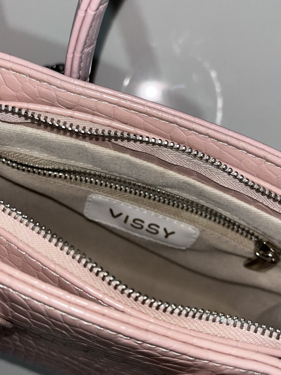 pipoguide's tweet photo. ส่งต่อ Vissy croc 6 (rose)
📍950รวมส่งค่ะ
อุปกรณ์ครบค่ะ ตำหนิตรงมุมเล็กน้อย dmขอภาพเพิ่มเติมได้ค่ะ
#กระเป๋าvissy #vissy #ส่งต่อvissy #ส่งต่อlabella #LaBellaมือสอง #กระเป๋ามือสองสภาพดี #เสื้อผ้ามือ2 #เสื้อผ้ามือสองราคาถูก #ส่งต่อเสื้อผ้ามือ2 #กระเป๋า https://t.co/qbdWbP9FH1