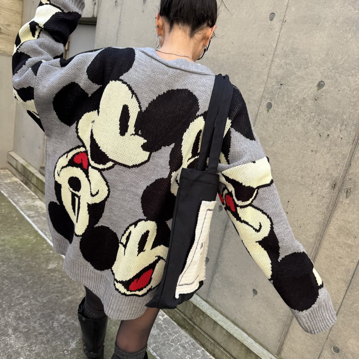 copine_select's tweet photo. ゆったりミッキーマウスニットカーディガン🩷
#カーディガン
https://t.co/FtlYQQkJrC

#bag
https://t.co/57B47MrOaL

#ミッキーマウス　#ニットカーディガン　#disney #大人可愛い　#ママコーデ　#onlineshopping #オーバーサイズ　#トートバッグ　#outfit https://t.co/eAPTYqni3U