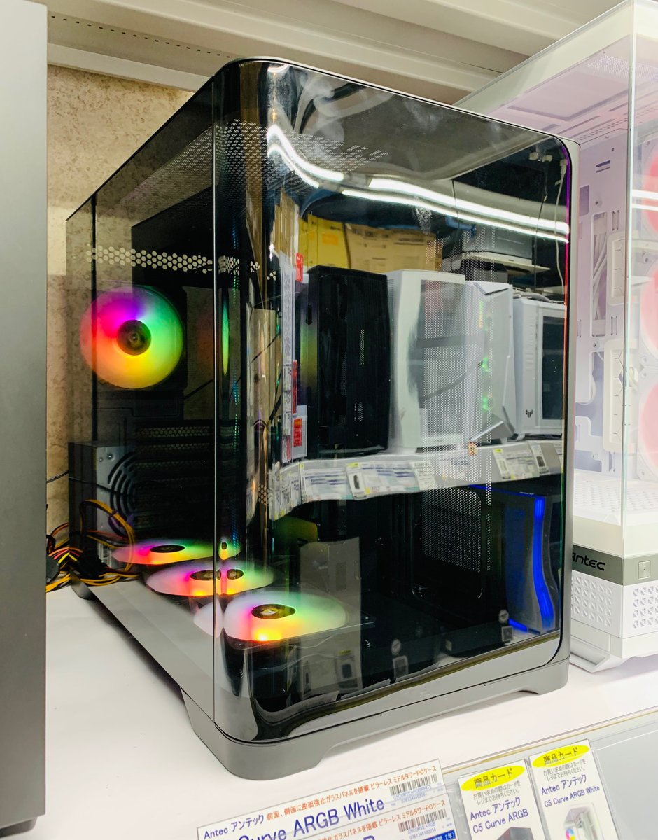 本店2F】 前面から左側面に、おしゃれな曲面強化ガラスパネル搭載