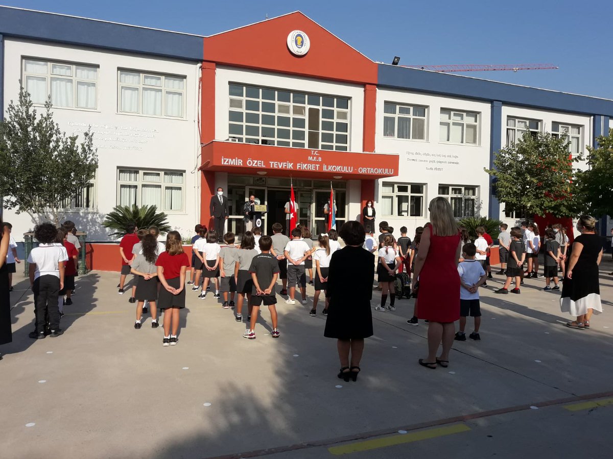 Barış Terkoğlu, önemli bir habere imza atmış:

MEB tarafından İzmir Tevfik Fikret Okulları'na müfettişler gönderiliyor. 

Müfettişler, ilkokul dördüncü sınıftan liseye kadar her sınıftan 2'şer öğrenci seçerek çocuklara 3'er soru soruyorlar:

 -"Din dersinde ders işleniyor mu?"