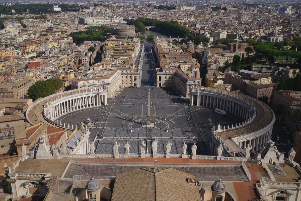 jjmmli's tweet image. Let’s see your “look down” captures!  

Captured at St. Peter's Square.