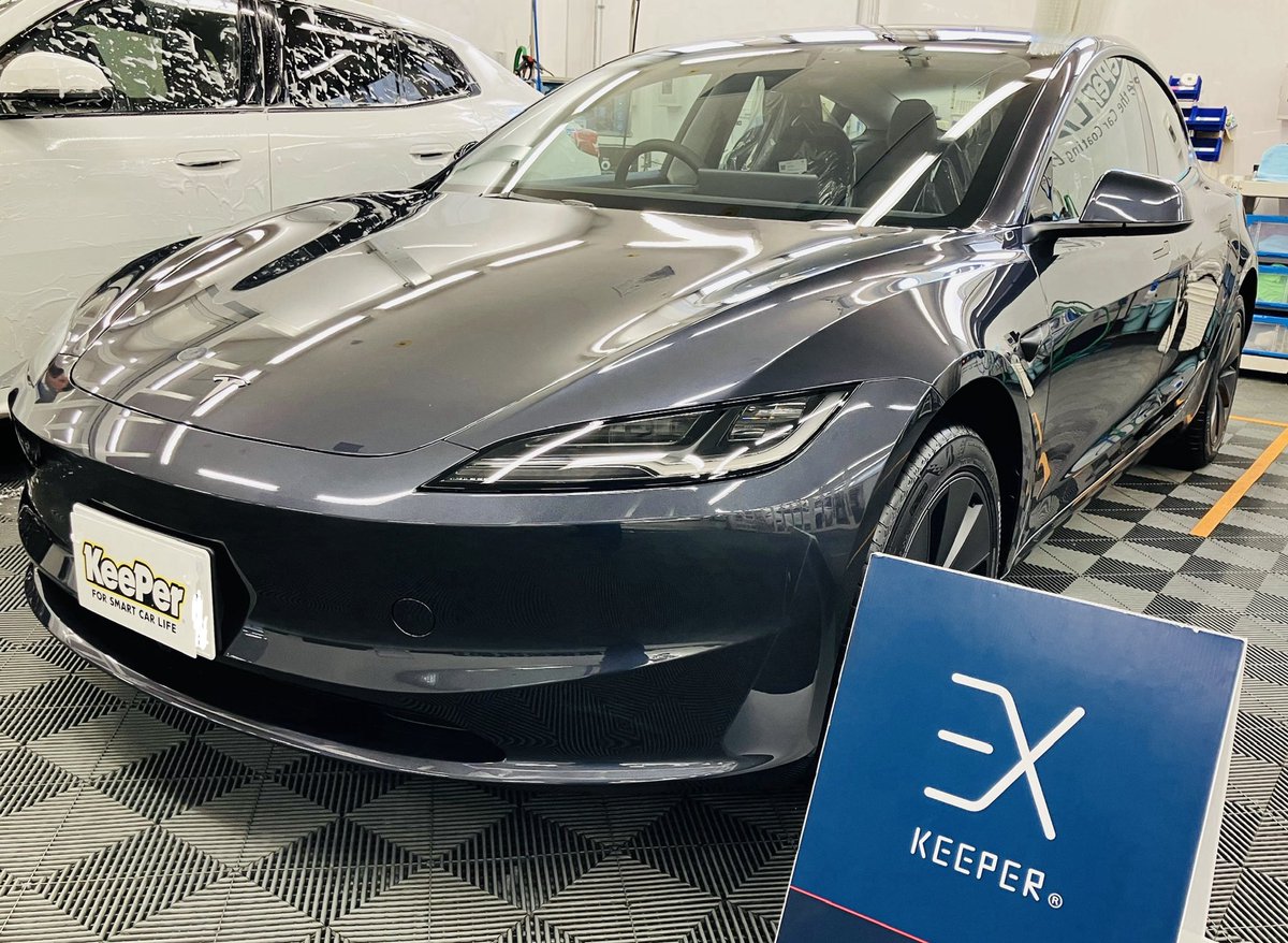 hsnama's tweet photo. 今日テスラ納車して、EXキーパーでツヤツヤになりました✨✨
ハイルーフの駐車場抽選が当たらずモデルyからモデル3になり車内空間は狭くなるけど、乗り心地はスポーツカーみたいな感じ？(本当は詳しくありません🙇)で楽しいです！テスラの皆さんよろしくお願いします😊　#テスラ #キーパー https://t.co/52F1TfZuFT