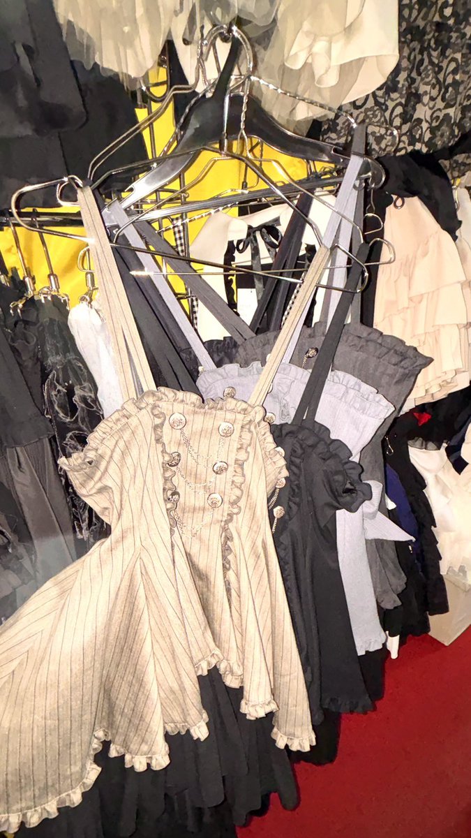 🖤おすすめ商品のご紹介🖤 エンブレム飾りチェーン付きハイウエスト