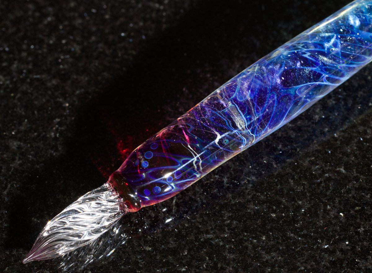 夕暮れの海をイメージしたグラデカラーの「波音」🌊🦑銀フュームの青白い水面模様は黒背景で照らした時にうっすら現れます🎨只今抽選販売・応募受付中🎯
kinokodama.easy-myshop.jp/c-item-detail?…
#ガラスペン #文房具好きと繋がりたい