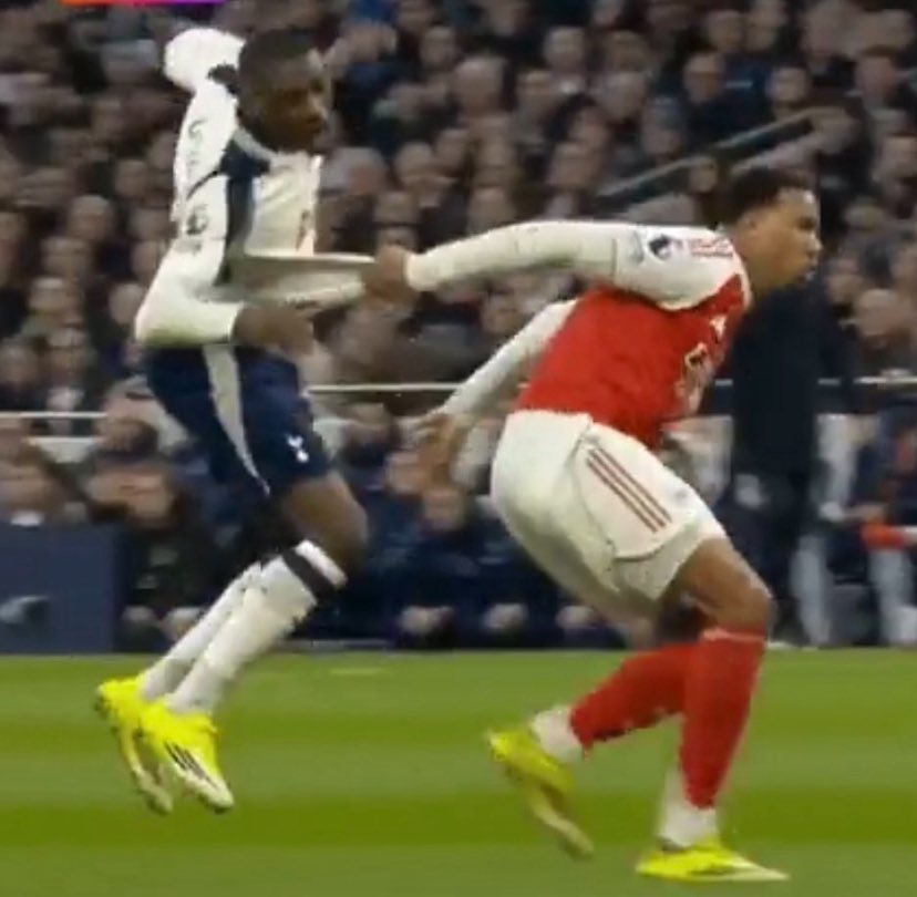 SeanSlaterTHFC's tweet photo. Always happens to us @FA_PGMOL sort your shit out because the evidence is staring you in the face. We all see it 👀 https://t.co/NpxM0stifZ