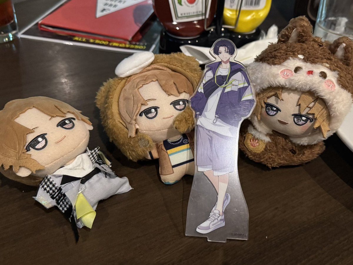 これはゆまさんのところのななくん達だけど、🍁くんアクスタに緊張気味