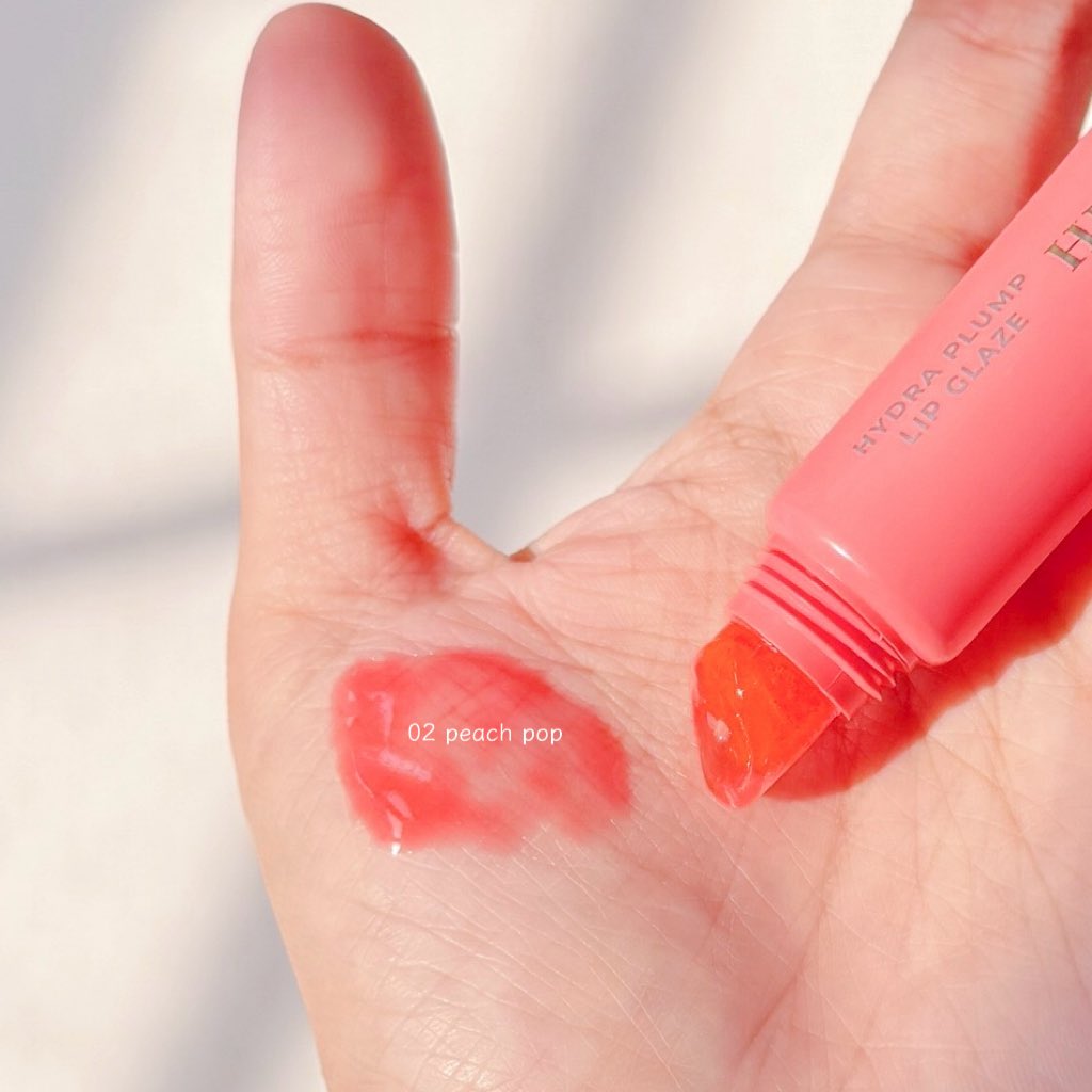 ใครชอบให้ปากโกลว์ฉ่ำสีสวย อยากป้ายยาลิปปากไซรัปของ her hyness อันนี้ เนื้อบางเบามากกกกก ชุ่มชื้นนานสุดๆๆๆๆ