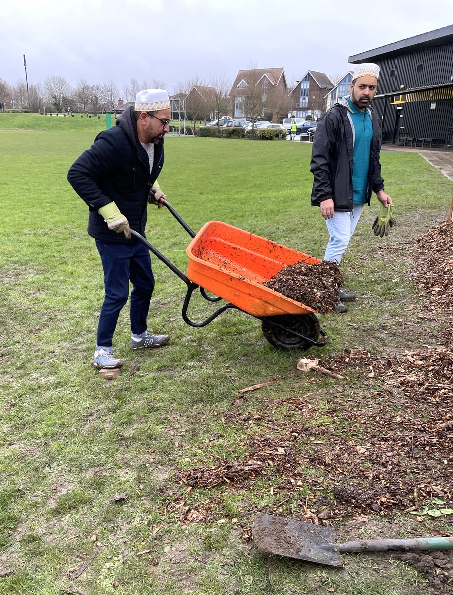 Bohras_UK's tweet image. At @BroughtonMK_PC, the @Dawoodi_Bohras of #MiltonKeynes joined Community Trees MK for a tree-planting initiative.
Together with fellow volunteers, they planted 100 hornbeam trees, creating a hedge that will serve the local community for years to come.
#CommunityService