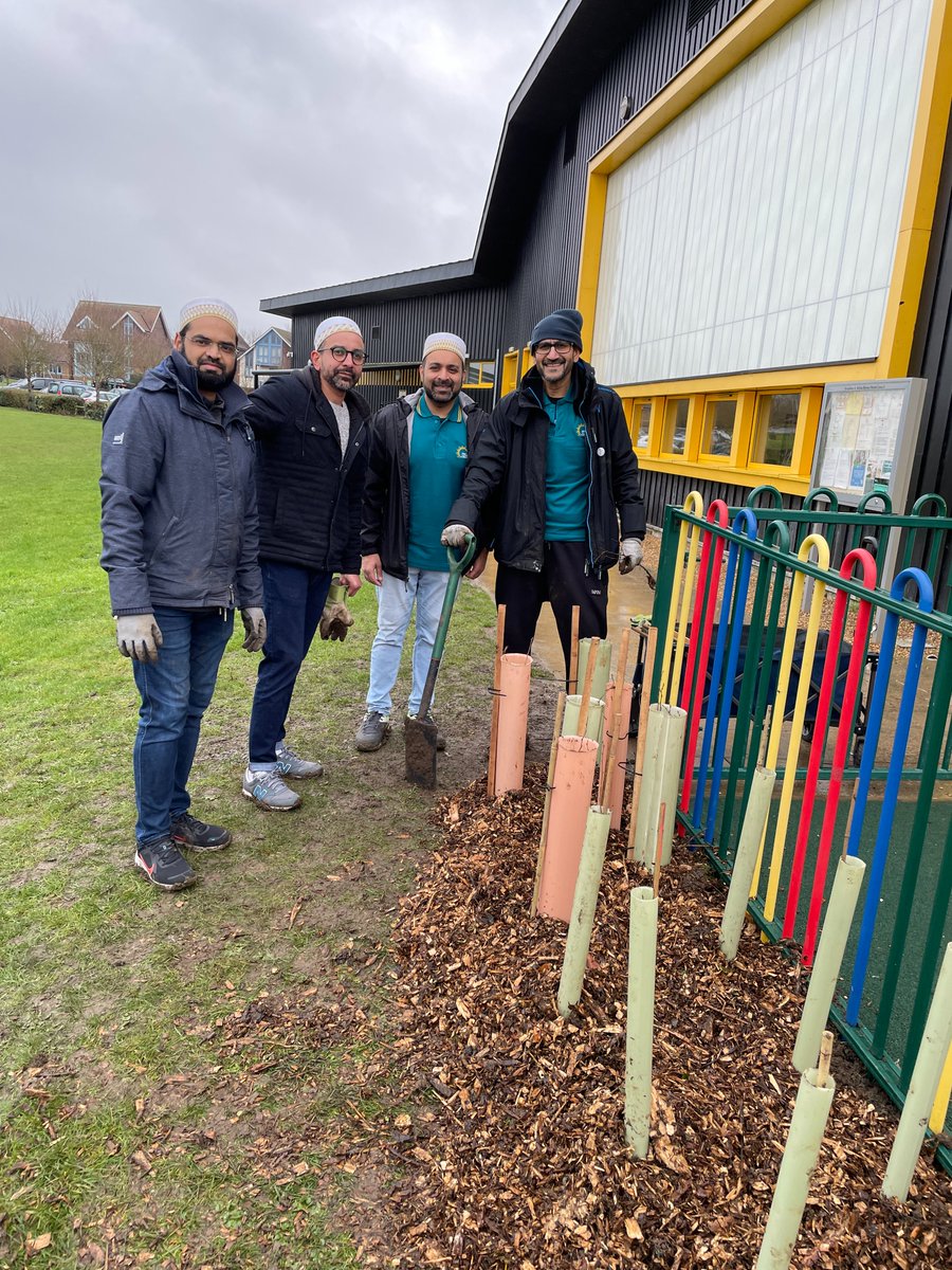 Bohras_UK's tweet image. At @BroughtonMK_PC, the @Dawoodi_Bohras of #MiltonKeynes joined Community Trees MK for a tree-planting initiative.
Together with fellow volunteers, they planted 100 hornbeam trees, creating a hedge that will serve the local community for years to come.
#CommunityService