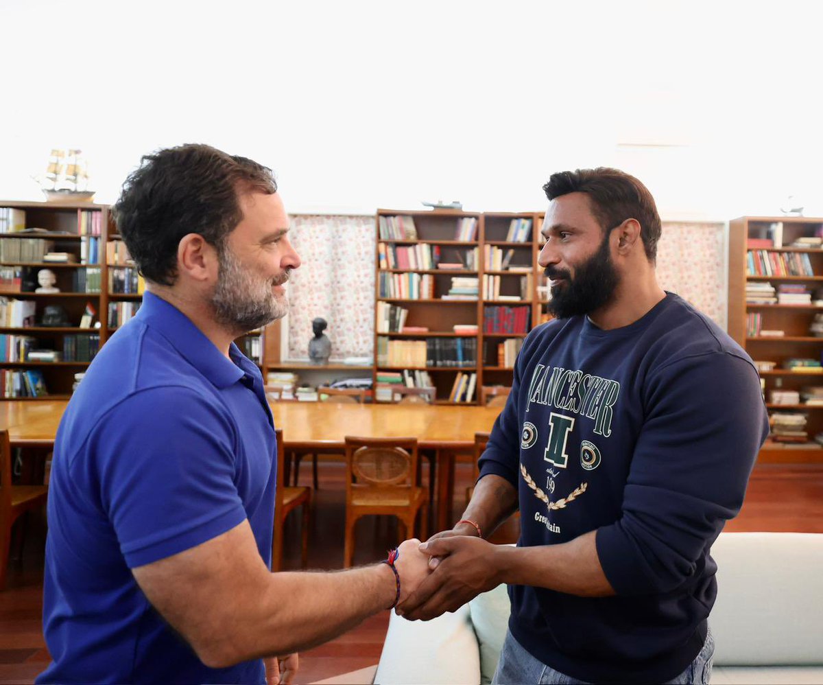 लीडर मोहब्बत वाला ❤️

योद्धा मोहब्बत वाला ❤️

आज नेता विपक्ष <a href="/RahulGandhi/">Rahul Gandhi</a> जी  उत्तराखंड के 'मोहम्मद दीपक' से मिले 

जिन्होंने एकता, भाईचारे और हिम्मत की मिसाल पेश की

हम सबको दीपक पर गर्व है

📍 नई दिल्ली