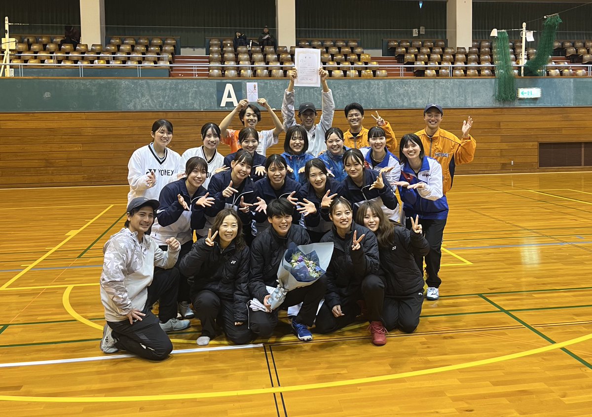 pocket_tennis's tweet photo. ヨネックスの小松選手はこの大会が引退試合でした🥲
最後に引退セレモニーが行われました！
ガッツあるプレーでいつも試合を盛り上げてくれた小松選手。
本当にお疲れ様でした！！！ https://t.co/ti68t82xKD