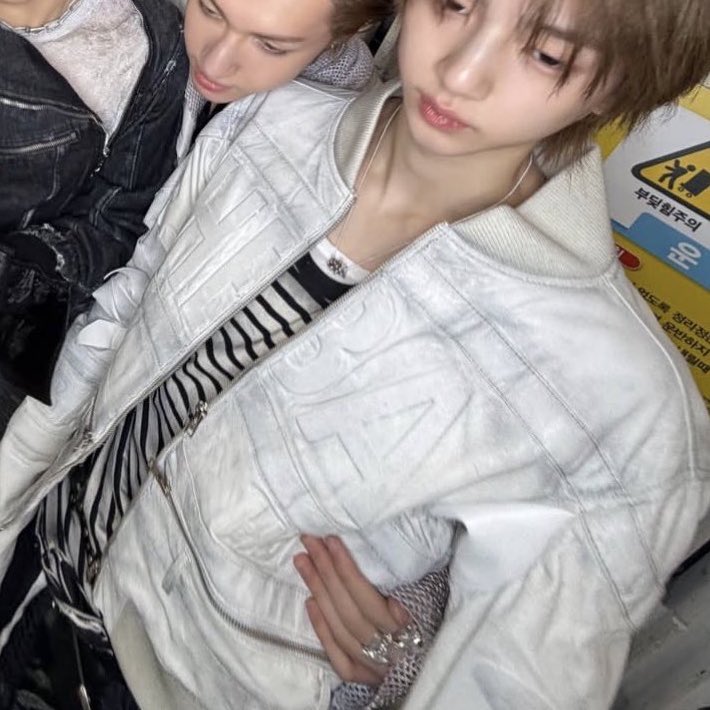 친구 사이 tweet media