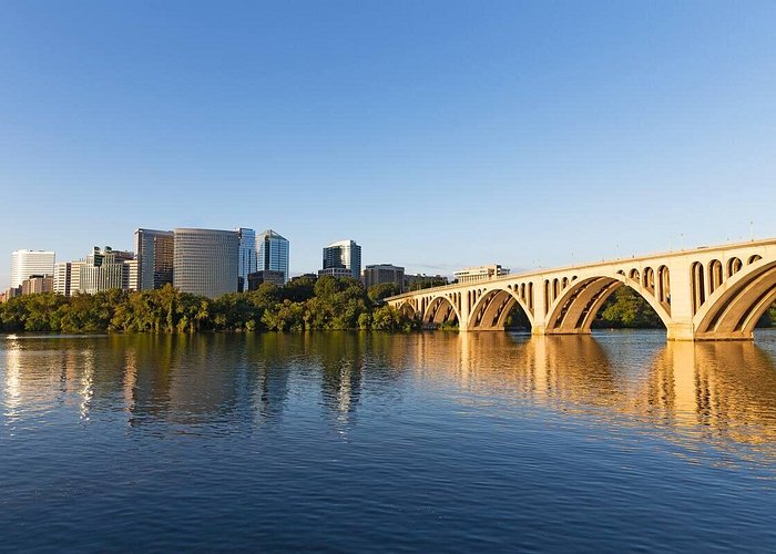 सीवर लाइन फटने से 250 मिलियन गैलन गंदा पानी बह कर Potamac नदी में चला गया.

डोनाल्ड ट्रंप ने National Emergency की घोषणा कर दी है.

वाशिंगटन डीसी Potamac नदी पर बसा हुआ है. शहर को सप्लाई होने वाला 78% पानी Potamac नदी से आता है.

भारत के नदियों में सीवर लाइन का पानी बह रहा है.