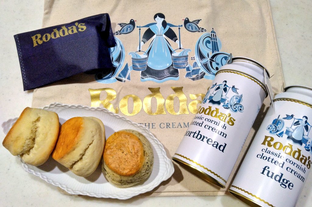 タカシマヤにオープンしたロダスで購入しました❣️
開店直後に行ったのにすごい並んだよー🤣
スコーンを選べるセットめちゃお得✨
1個で十分満足できる大きさ😋
Afternoon Tea ダージリン淹れていただきます💞
