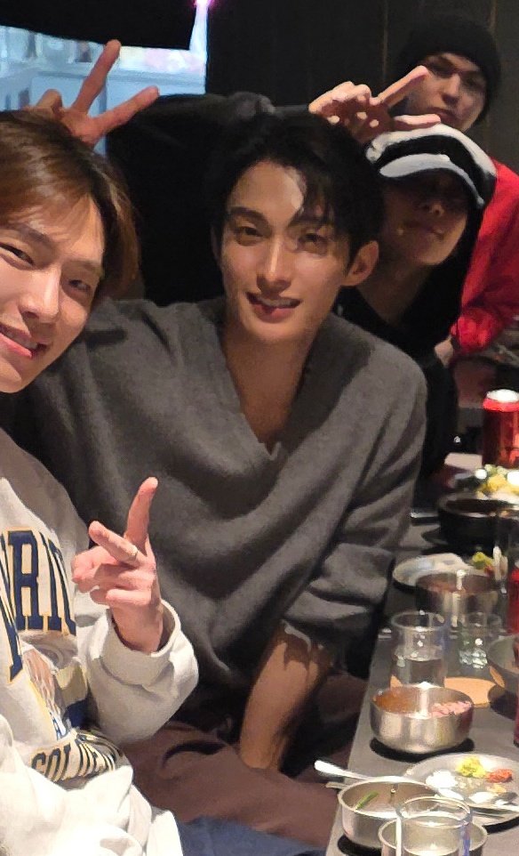 octDK218's tweet photo. 이 느좋남누구임;;; https://t.co/0jME4dDMDA