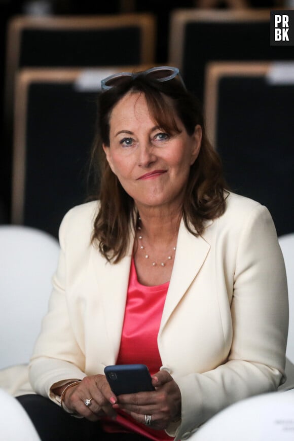 <a href="/jeromegodefroy/">Jérôme Godefroy</a> <a href="/RoyalSegolene/">Ségolène Royal</a> Elle a fait sa carrière grâce à cette gauche caviar qu'elle dégueule aujourd'hui. Qu'elle lâcheté pitoyable de renier ce qui vous a permis d'exister, en étant méprisante, arogante, grotesque et de vivre grassement.