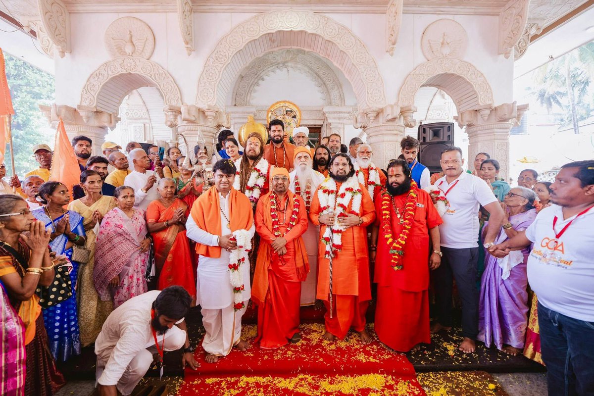ISpiritualFest's tweet photo. Offered Shriphal at the Devi Shantadurga at Calangute, followed by the grand Samudra Maha Aarti on the divine shores of Goa — in the august presence of saint mahantas during the Goa Spiritual Festival 2026. https://t.co/5rDjsv8akz