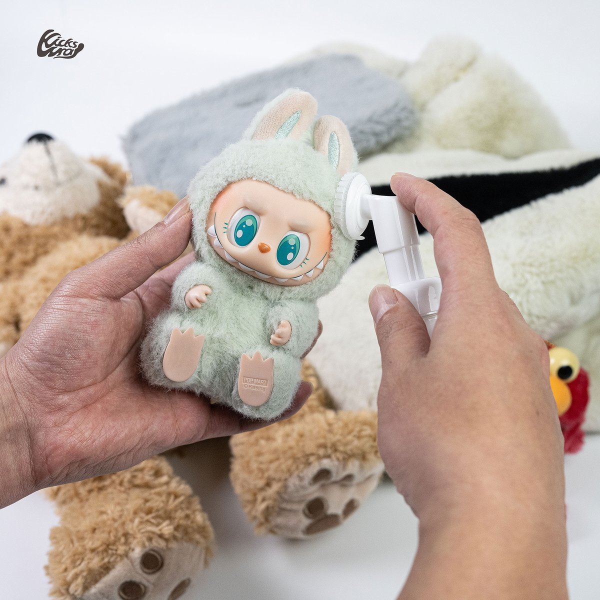 kickswrap's tweet photo. 【2/26 19:00販売開始】

Fur Softner
¥1100

ファーの繊維一本一本に栄養を届け、新品のようなふわふわな手触りを復元。
プッシュしてとかすだけの2in1構造で、手を汚さずケアが完了するオリジナルファーソフナー。

🔗https://t.co/JpdbHnNiQ7 https://t.co/pYxaKkztGf