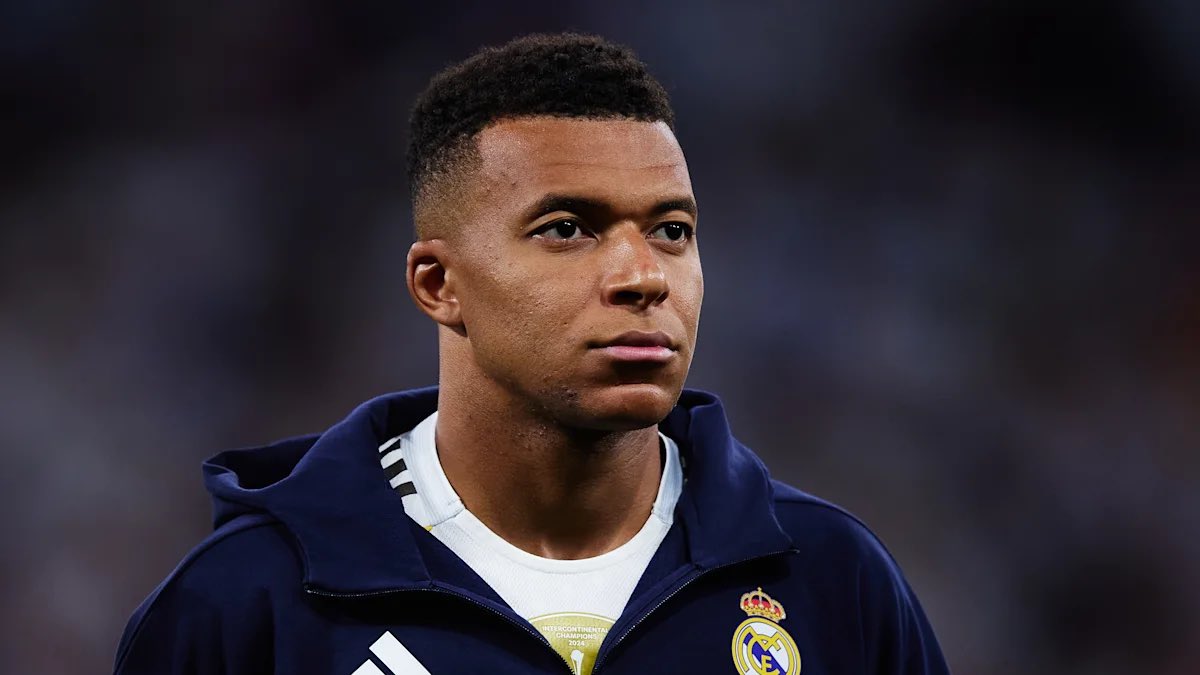 Image à 1:  Harry Kane 
Un attaquant de pointe ,un vrai 9 qui joue à poste et qui a Marqué plus de 40 buts , qui est le meilleur buteur de son équipe et du championnat ! 
Grâce à ses buts ,son équipe est à la tête du championnat et bien placé en ldc 
Résultats ? Tous les amoureux