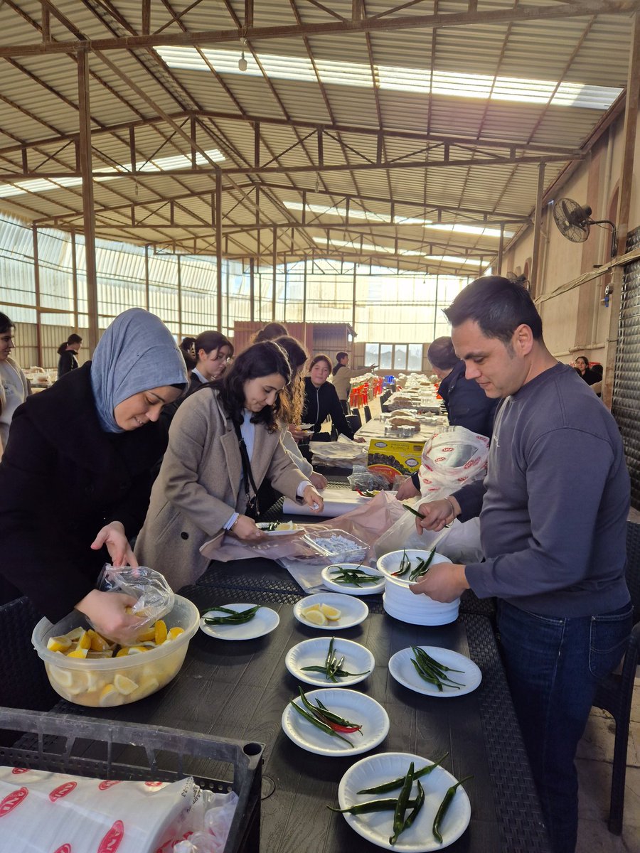 GulbaglikO's tweet photo. Ramazan ayının manevi iklimini paylaşmak amacıyla okulumuz öğretmenlerinin duzenledigi iftar yemeği öncesi ogrenci ve öğretmenlerimiz iftar sofrası hazırlıyor.
@KaleKaymakamlig
@denizlimem 
@kalemem20 https://t.co/8IaEsLpNOI