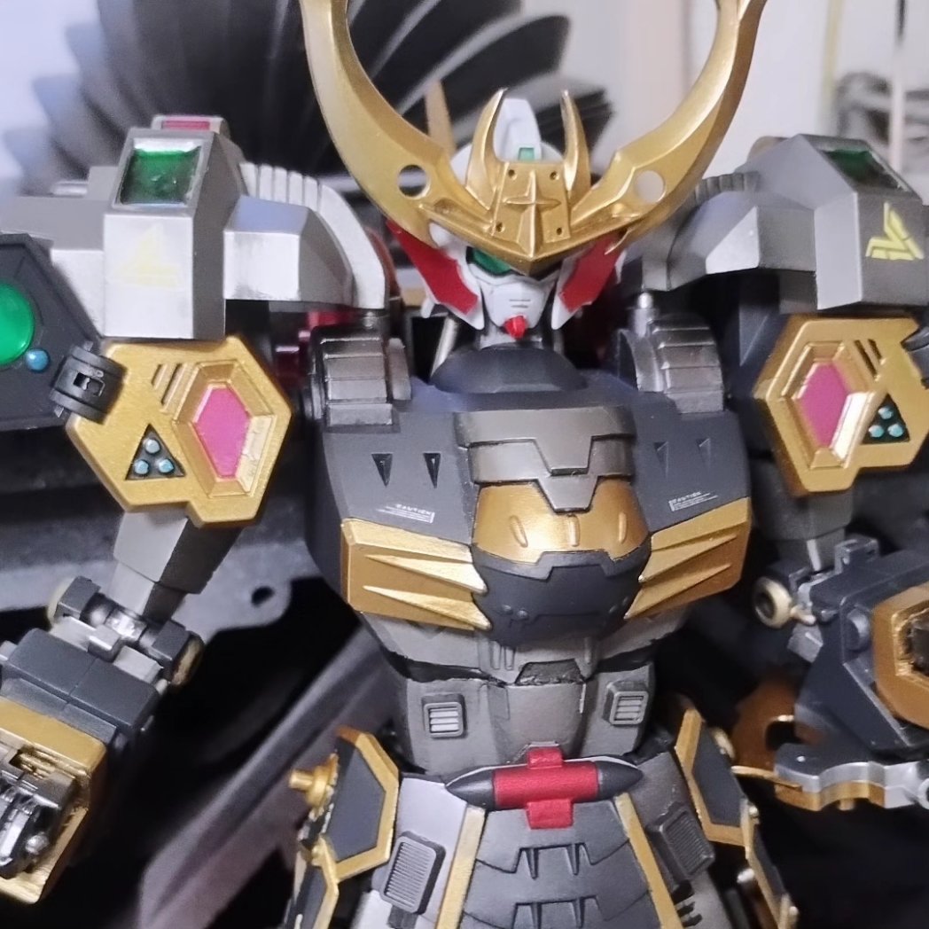 moon_driver7's tweet photo. #ガンプラ
#ガンダム
#SDガンダム
#七人の超将軍
#機動武者大鋼

ようやく完成！
こいつは1994年レアキットです。付属のブイ丸は兜無くて泣きましたが格納変形できるようにしてあります。メッキ剥がして塗装してなんやかんやで3週間かかりました。撮影ブース入らん！デカい！まさにロマンです。 https://t.co/zbvfw8Lacx